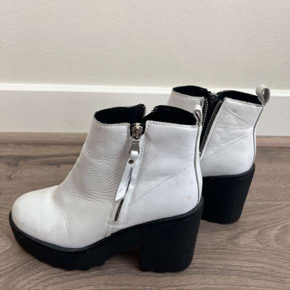 White Steve Madden Heeled Chunky Boot (Size 7.5) - Picture 4 of 4